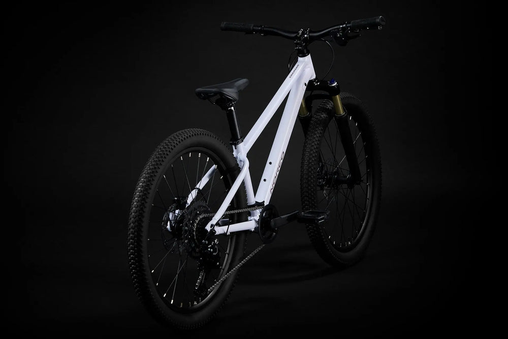 my25-charger-youth-24-ice-white-beauties-quarter-rear-xl